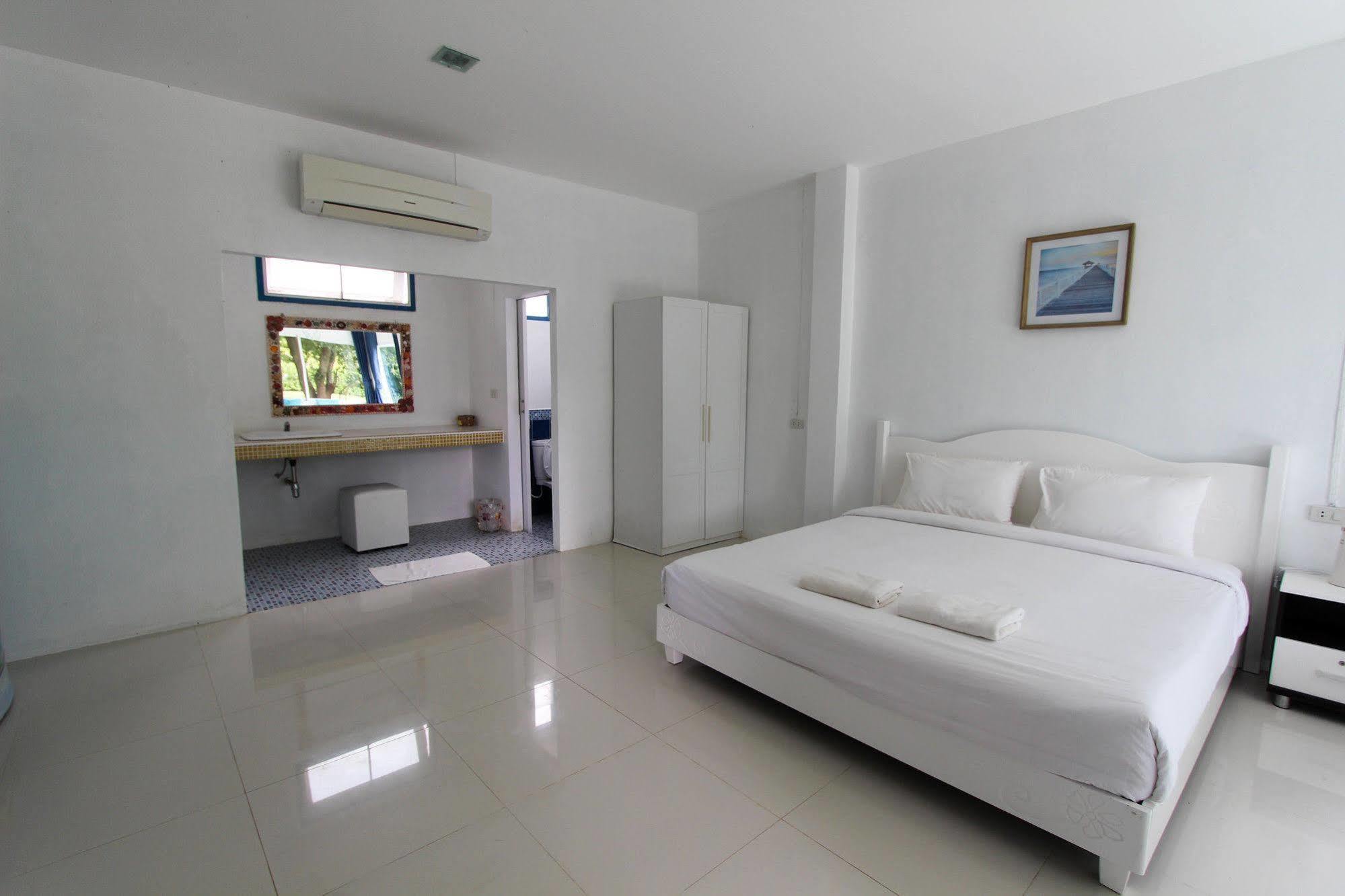 Issara Beach Resort Сішон Екстер'єр фото